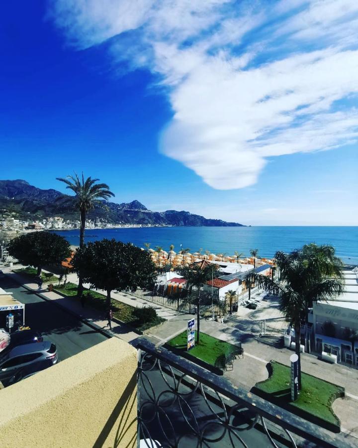 La Finestra Sul Mare Modern Apartment Джардини-Наксос Экстерьер фото