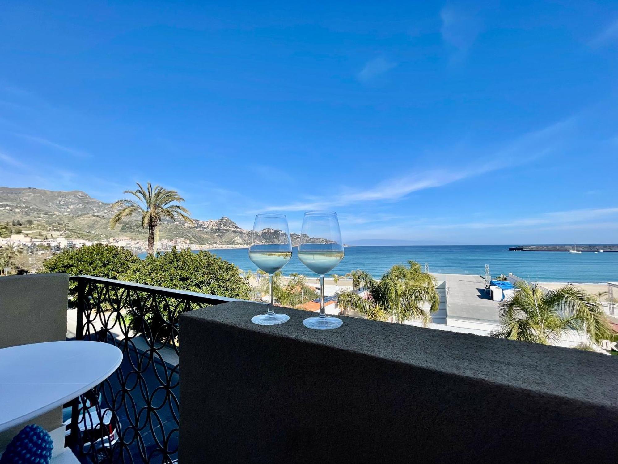 La Finestra Sul Mare Modern Apartment Джардини-Наксос Экстерьер фото