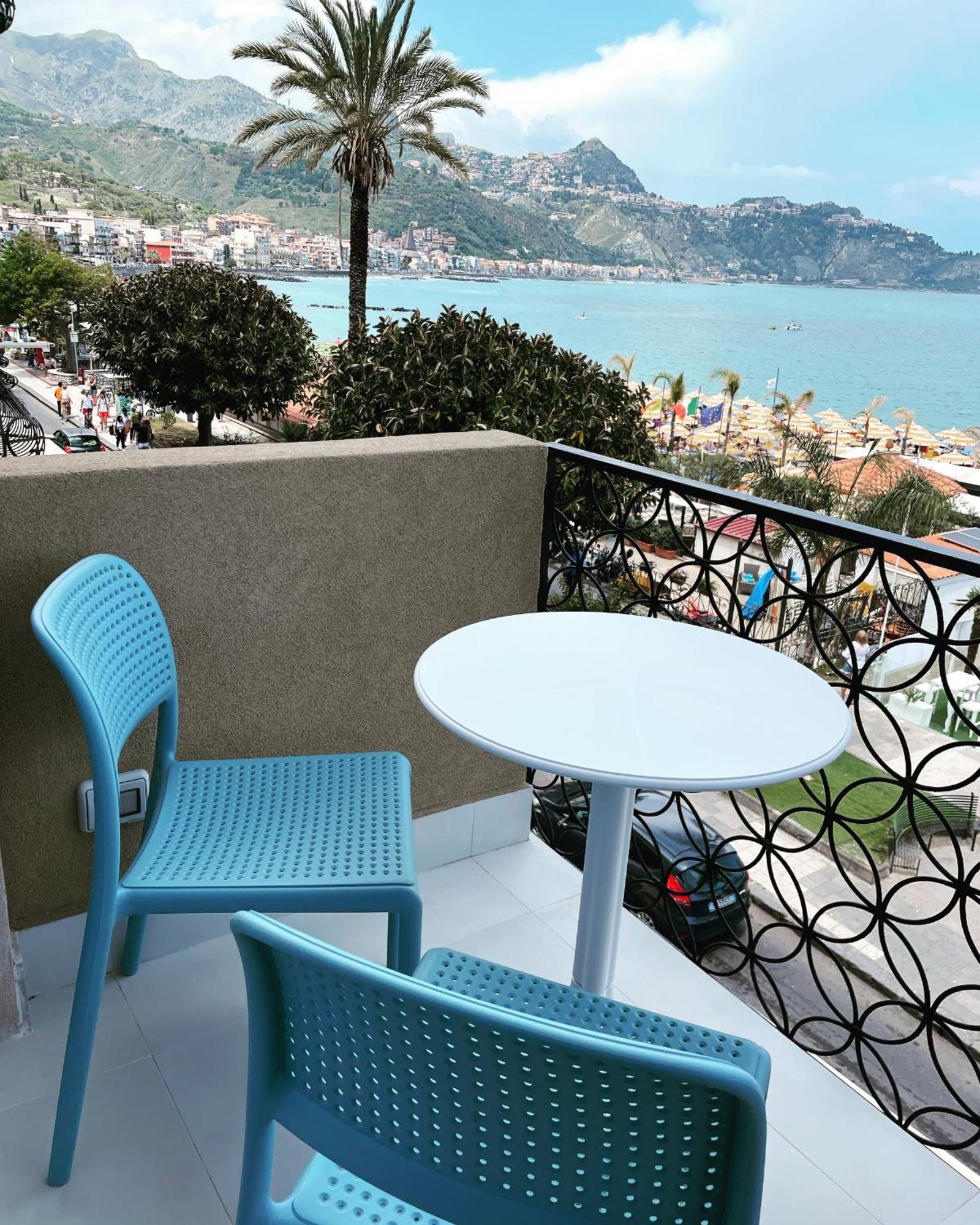 La Finestra Sul Mare Modern Apartment Джардини-Наксос Экстерьер фото