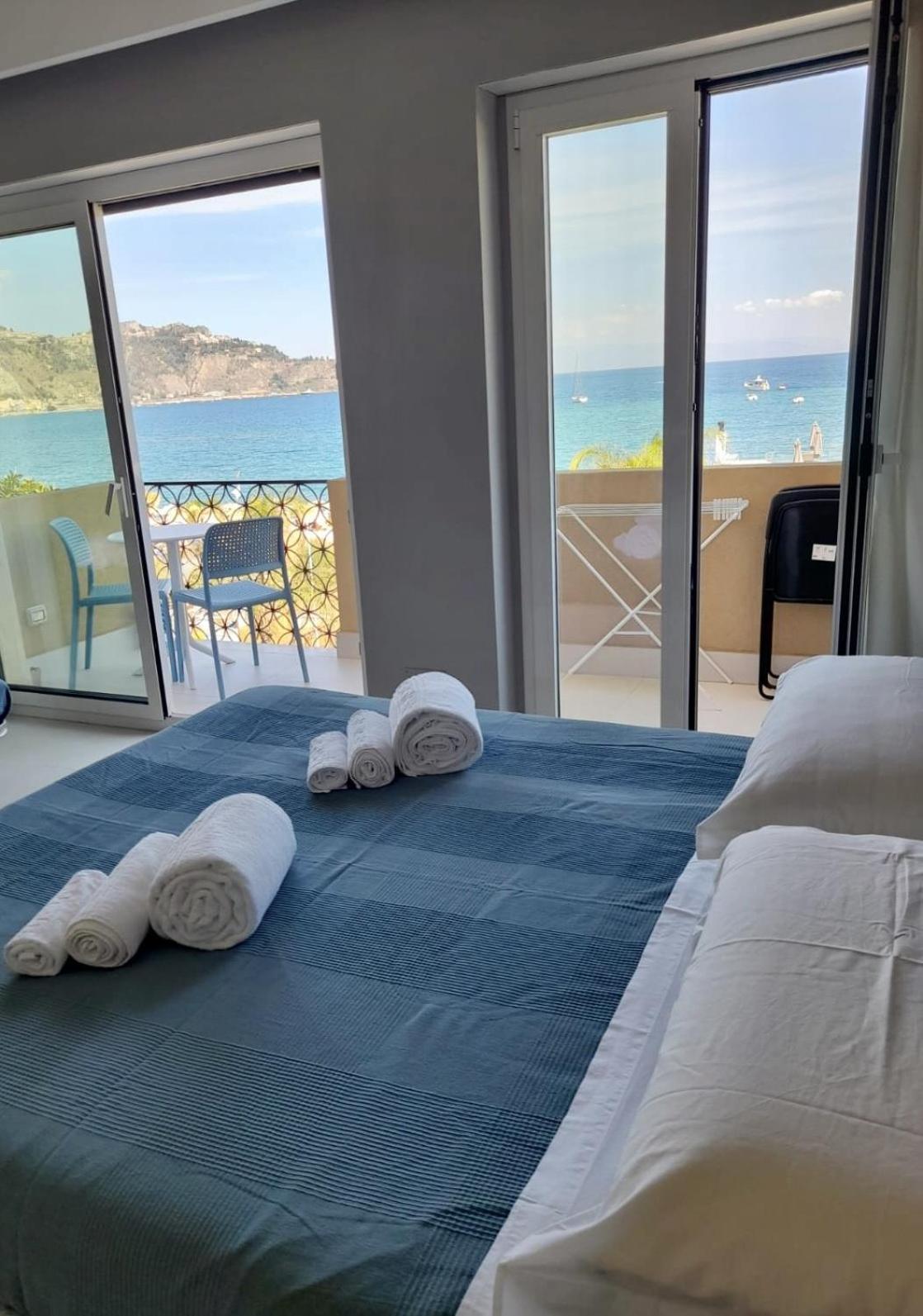La Finestra Sul Mare Modern Apartment Джардини-Наксос Экстерьер фото
