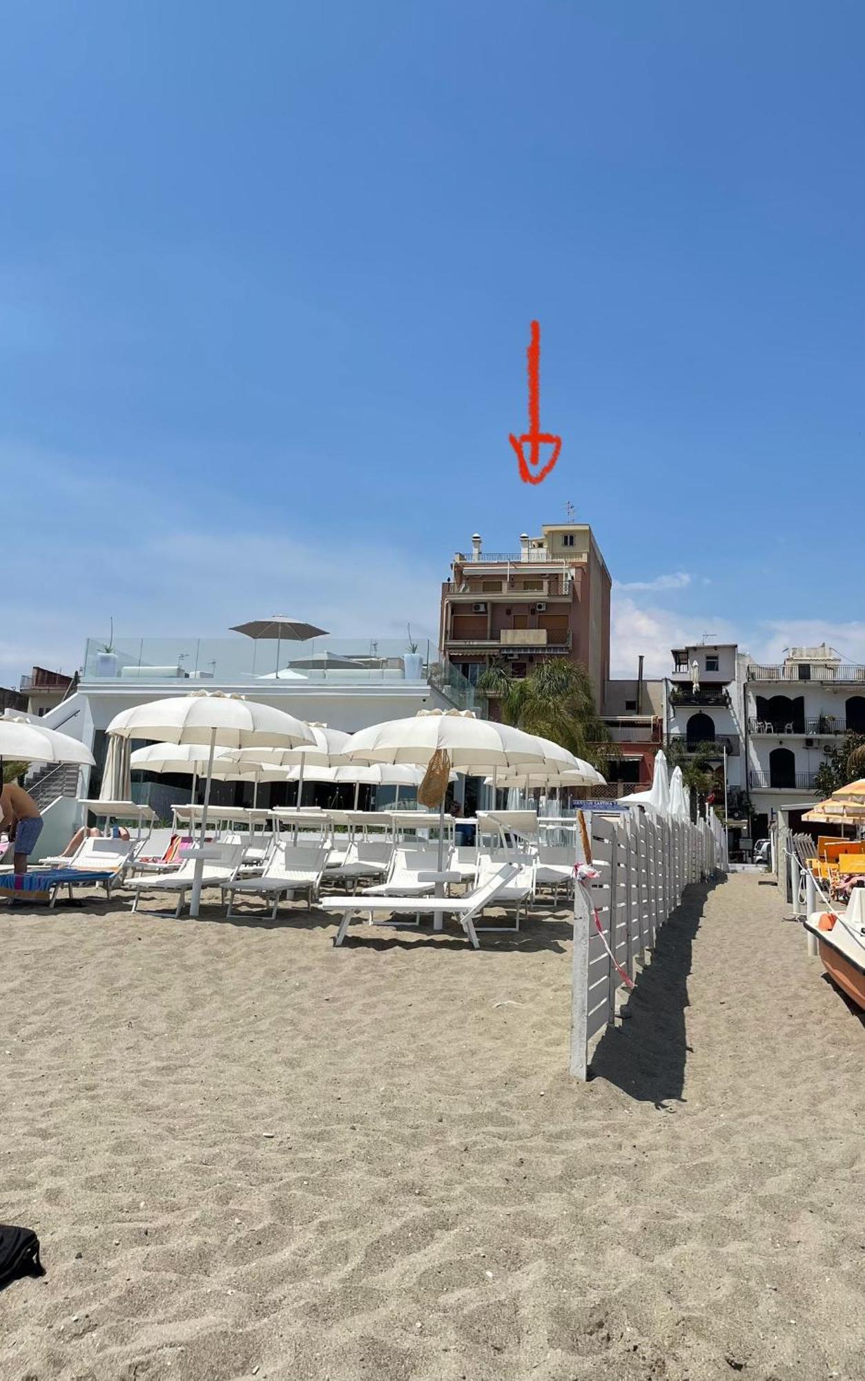 La Finestra Sul Mare Modern Apartment Джардини-Наксос Экстерьер фото