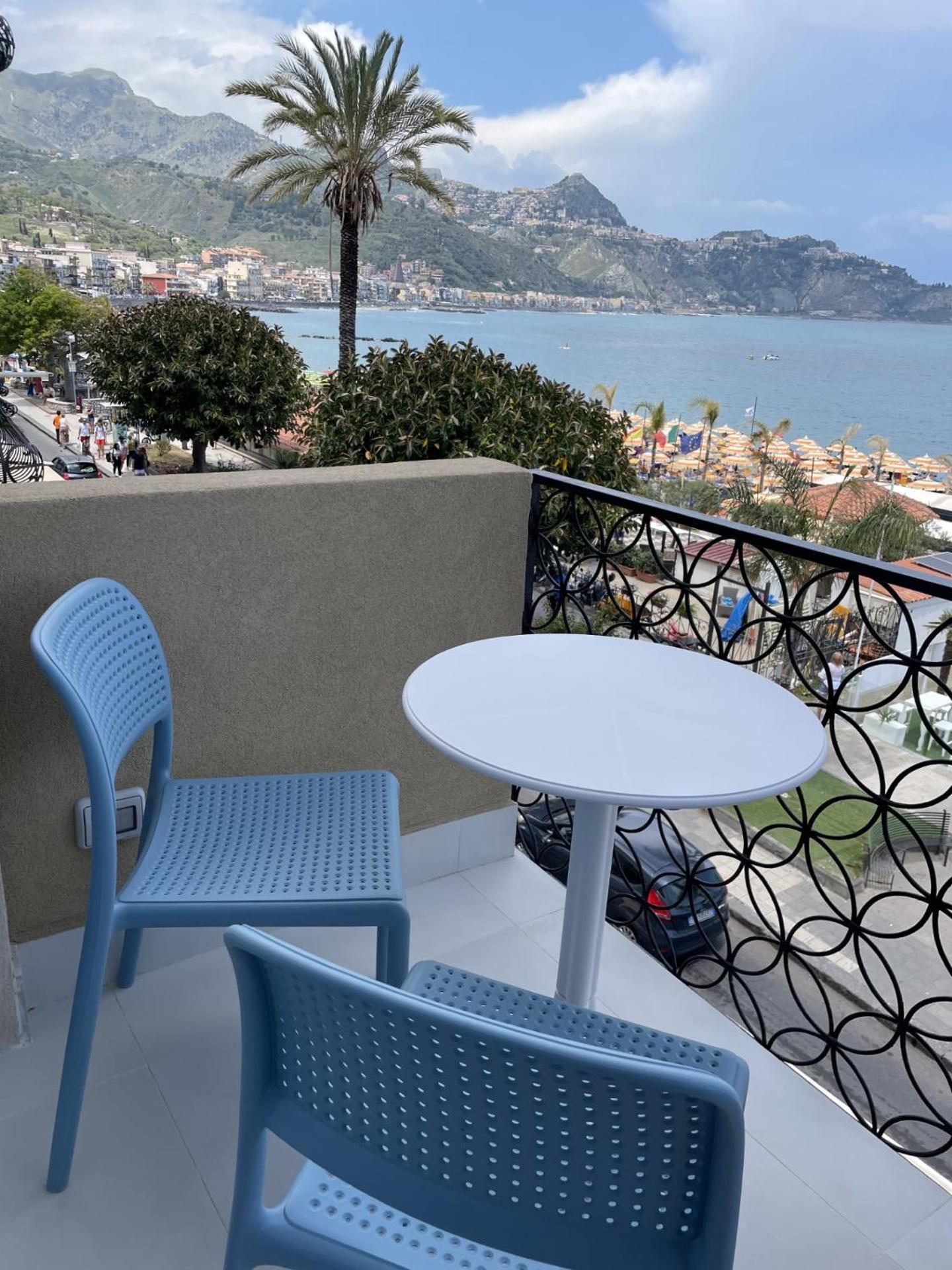 La Finestra Sul Mare Modern Apartment Джардини-Наксос Номер фото